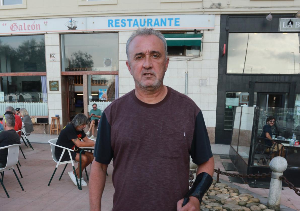 Juanele, la semana pasada, delante del Restaurante Galeón, junto a la playa.