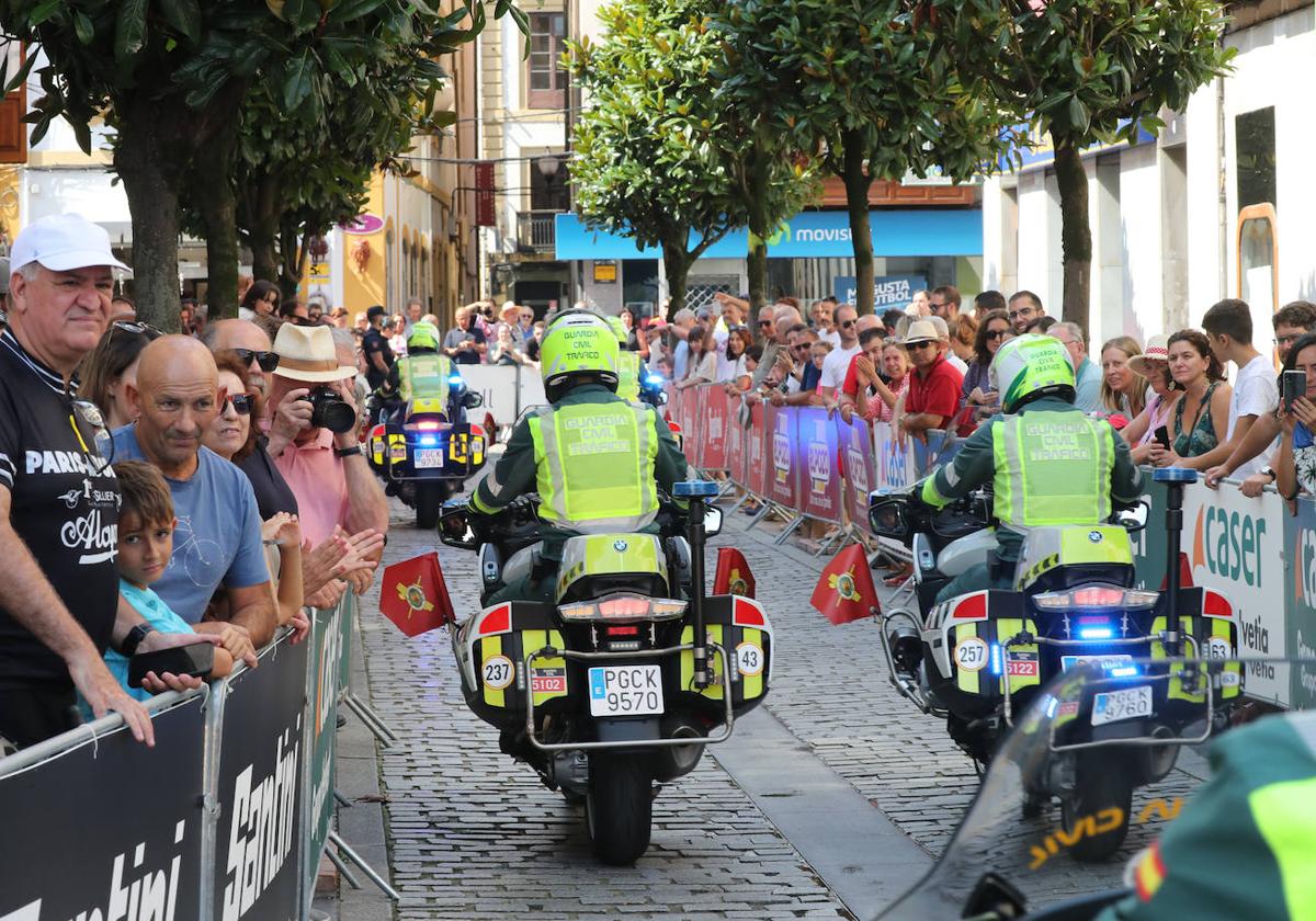 Un vehículo de la Guardia Civil, durante una prueba de La Vuelta celebrada en Asturias.