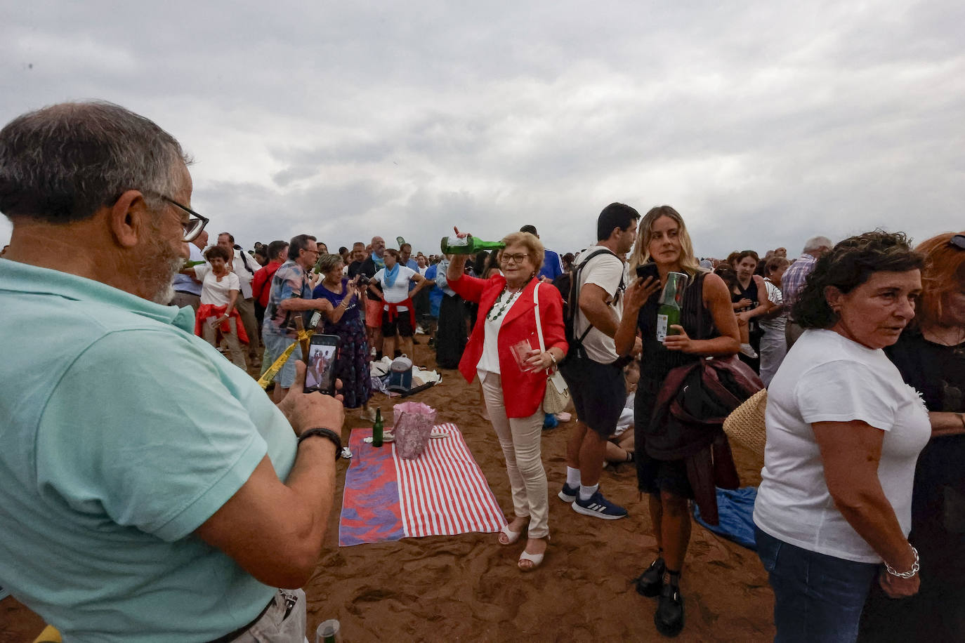 ¿Estuviste intentando batir el récord de escanciado de Gijón? ¡Búscate!