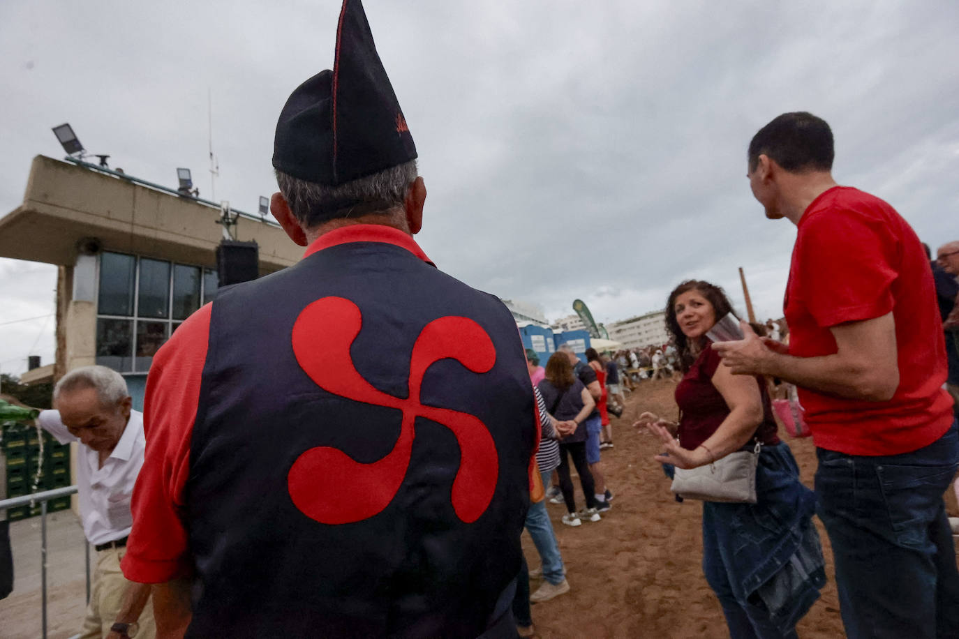 ¿Estuviste intentando batir el récord de escanciado de Gijón? ¡Búscate!