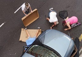 Los vecinos intentan recuperar al gato que se encontraba debajo de un coche.