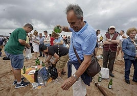 El mal tiempo frustra el récord del escanciado de sidra de Gijón
