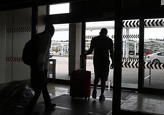 Turistas en el aeropuerto de Asturias.