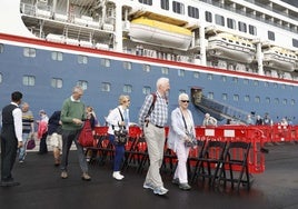 Pasajeros del crucero 'El Bolette', que partió de Liverpool con 1.128 turistas británicos a bordo, a su llegada a Gijón al inicio del verano.