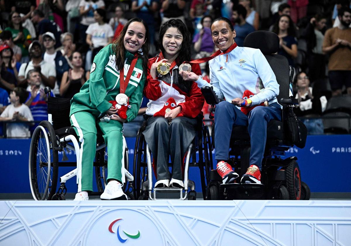 Imagen principal - Teresa Perales hace historia e iguala las medallas de Phelps