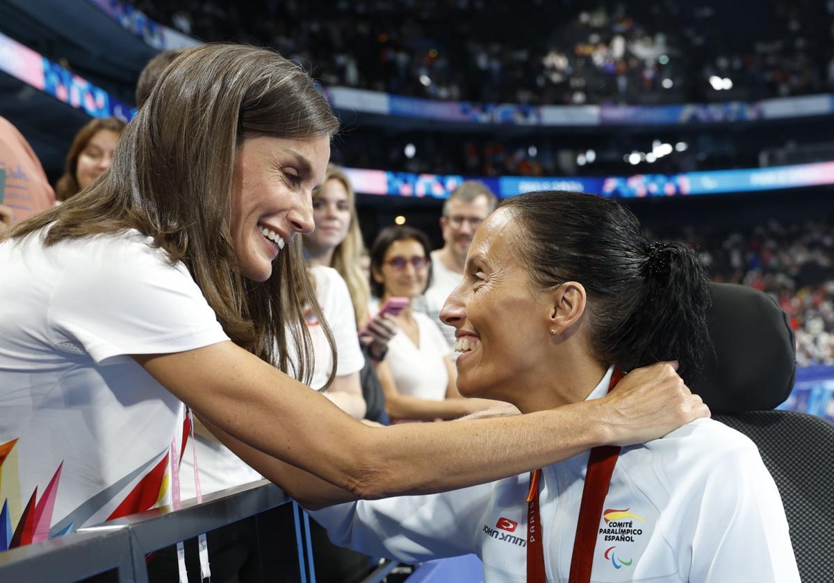 Teresa Perales y la Reina Letizia celebran el triunfo de la nadadora.