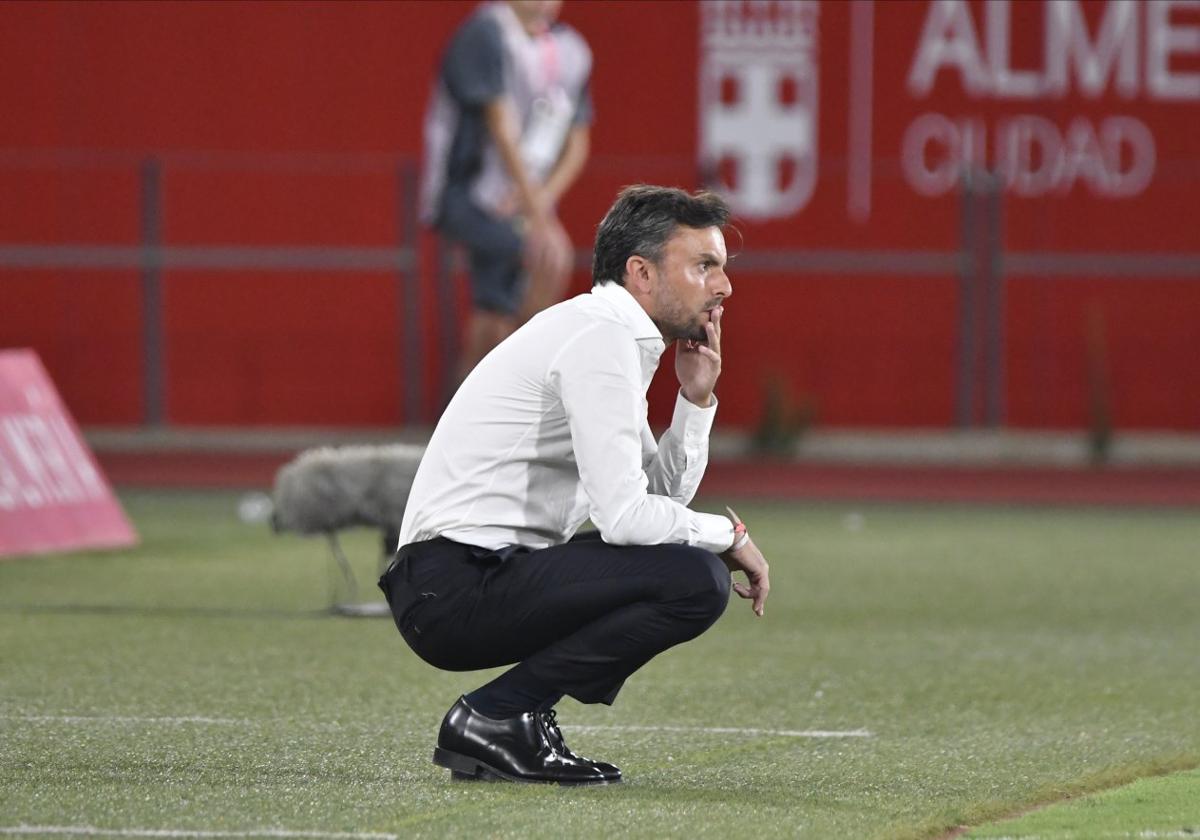 El técnico rojiblanco Rubén Albés, pensativo, durante el encuentro.