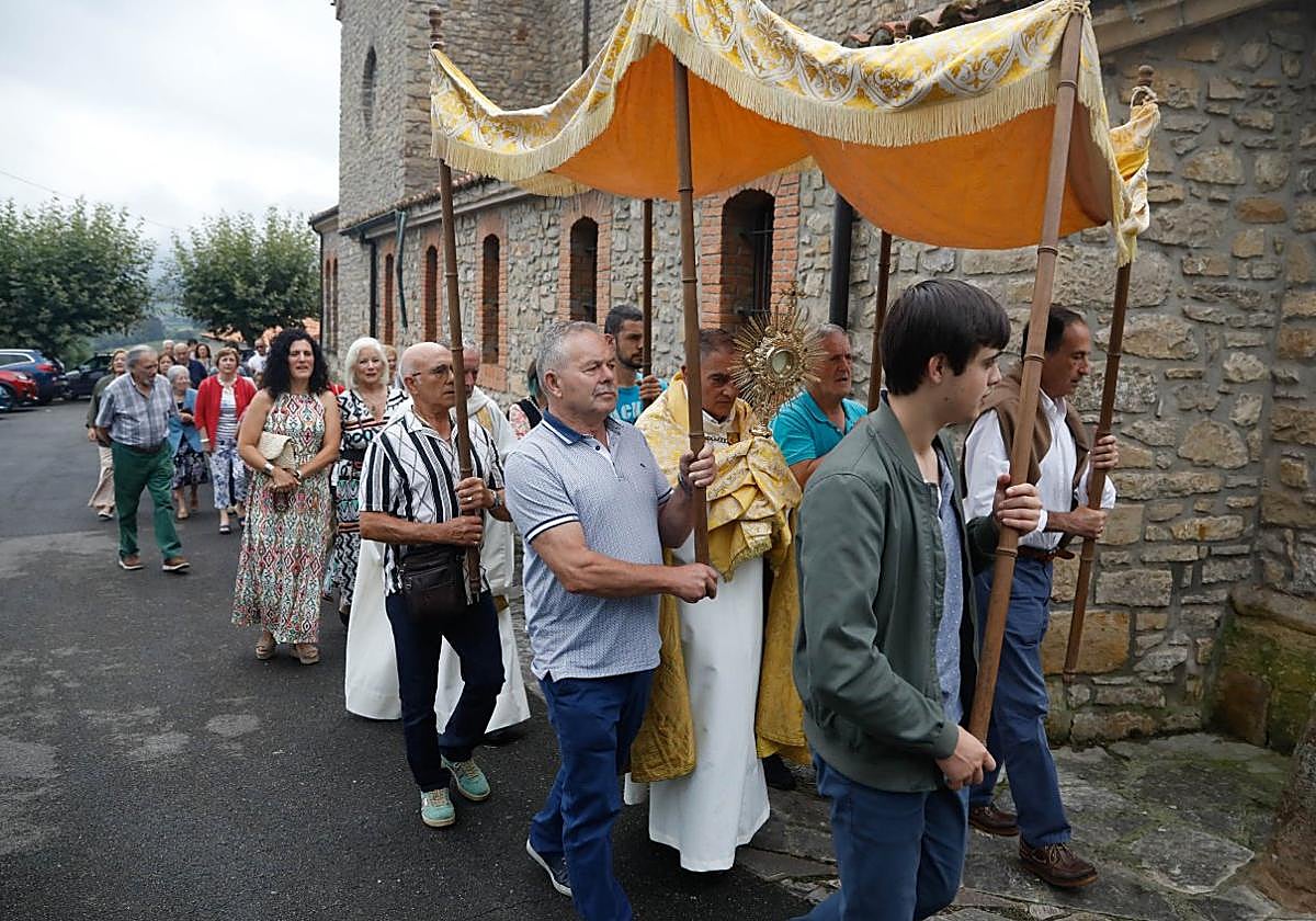 Huerces procesiona por las fiestas de su patrón, San Agustín, con una custodia de otra parroquia de Fernando Velado.