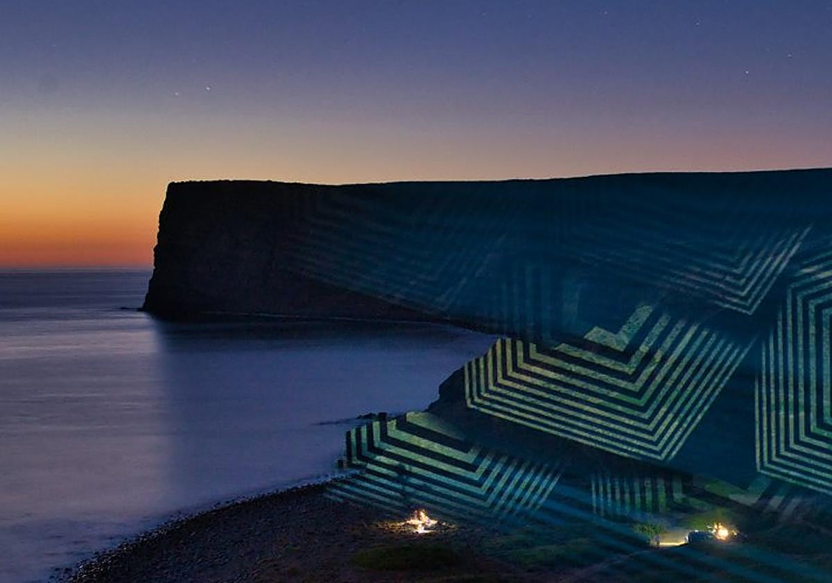 Un acantilado intervenido con geometrías de luz, con un cielo de colores cambiantes de fondo.