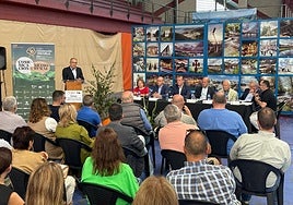 Debate sobre el presente y futuro del medio rural, en el recinto ferial de Vegadeo.
