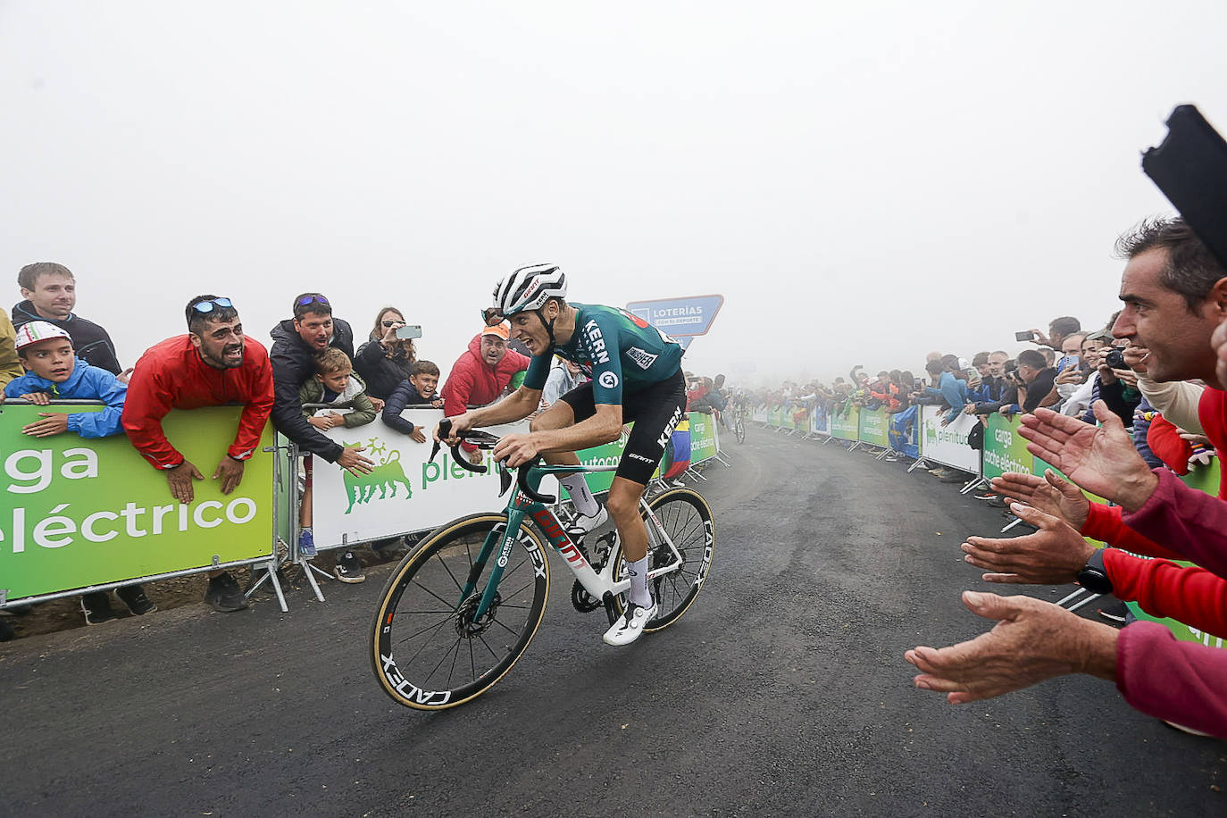 Asturias, escenario ciclista: las imágenes de la Vuelta en la llegada al Cuitu Negru