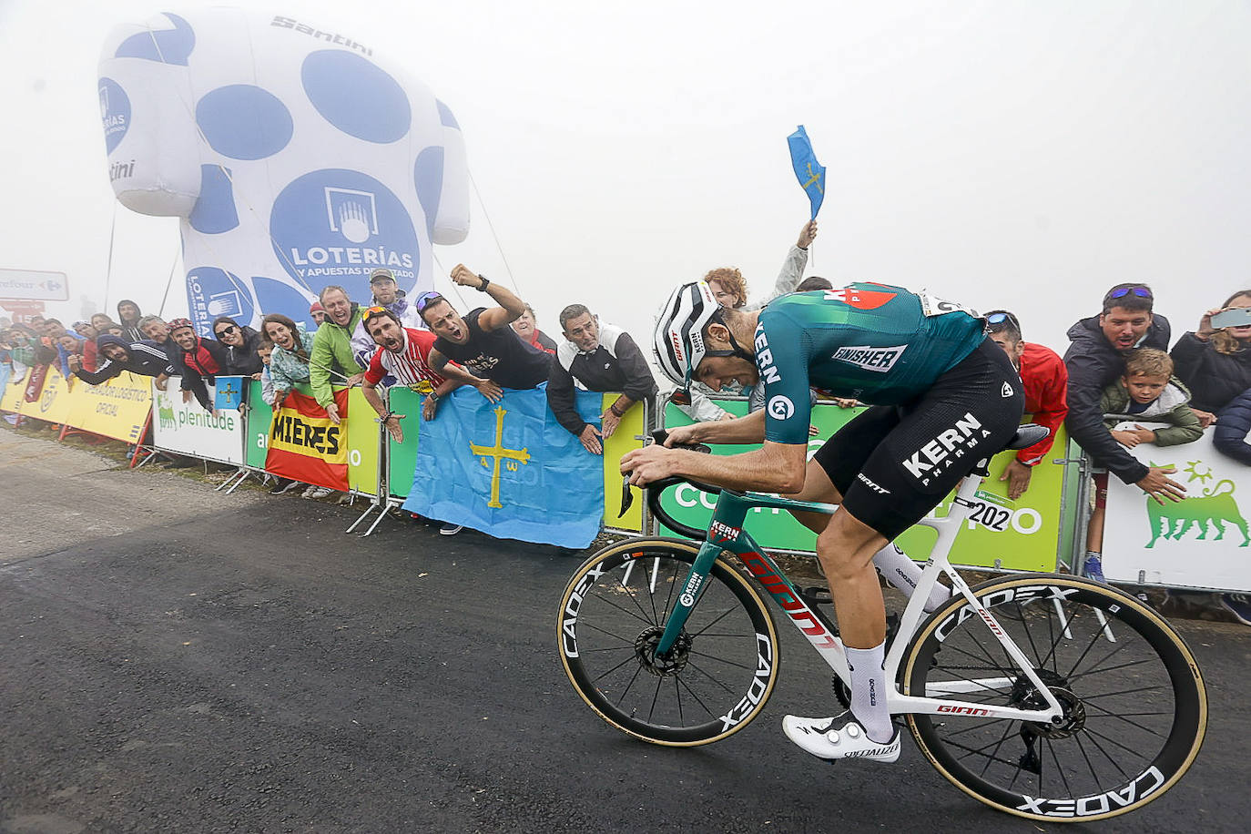 Asturias, escenario ciclista: las imágenes de la Vuelta en la llegada al Cuitu Negru