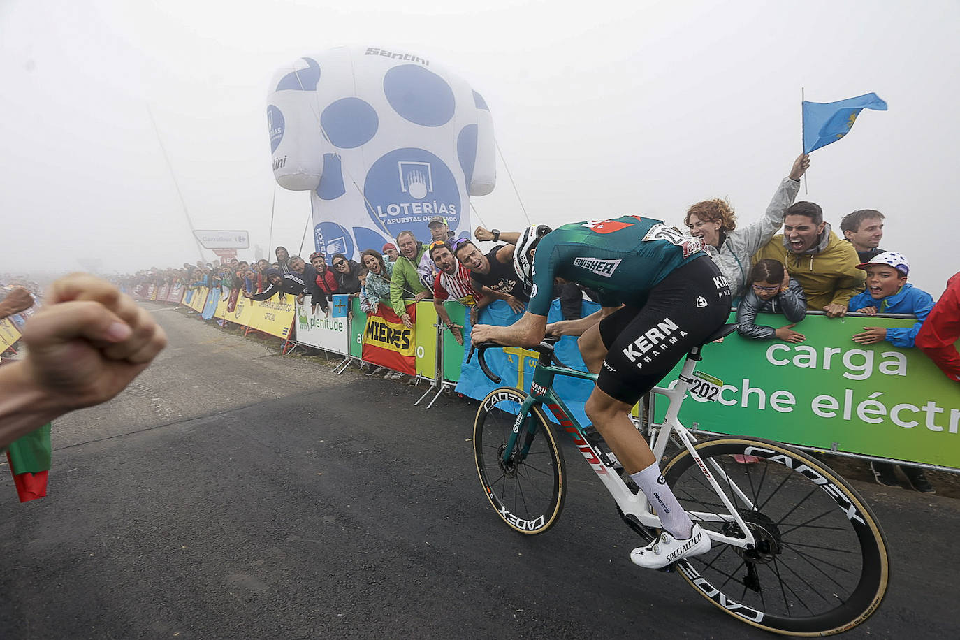 Asturias, escenario ciclista: las imágenes de la Vuelta en la llegada al Cuitu Negru