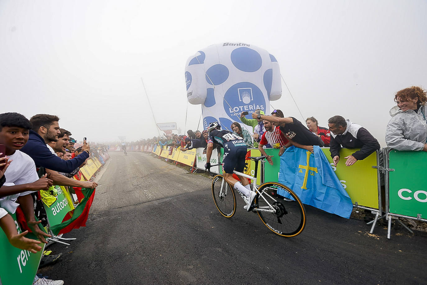 Asturias, escenario ciclista: las imágenes de la Vuelta en la llegada al Cuitu Negru