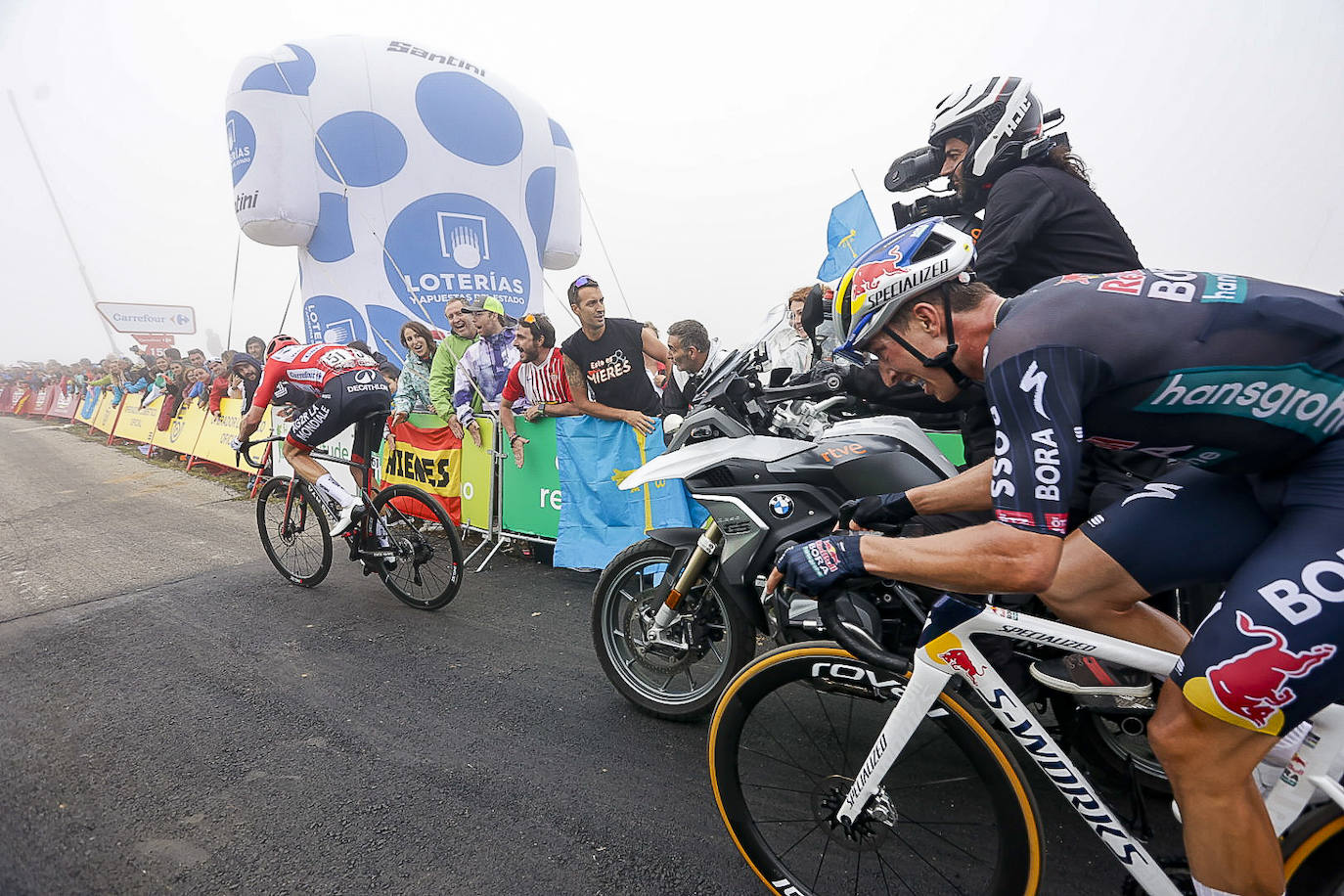 Asturias, escenario ciclista: las imágenes de la Vuelta en la llegada al Cuitu Negru