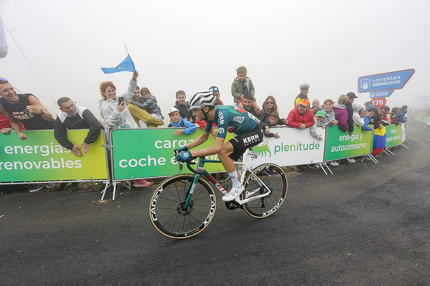 Asturias, escenario ciclista: las imágenes de la Vuelta en la llegada al Cuitu Negru