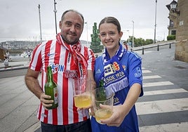 El sportinguista Daniel Carbajal y la oviedista Carla Castrillón ofrecen un culín de sidra antes del derbi.
