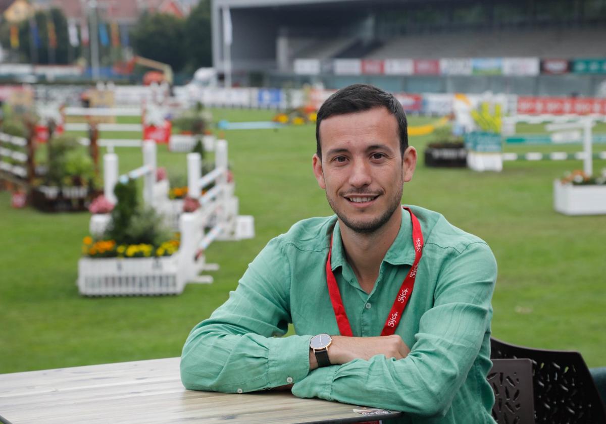 Pablo Blanco, con la pista de saltos de Las Mestas de fondo.