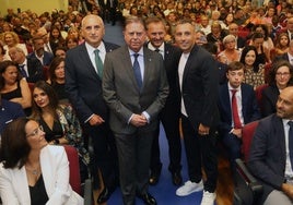 Gerardo Martínez, Alfredo Canteli, Carlos Perandones y Santi Cazorla, en el salón de actos abarrotado del centro Asturiano.