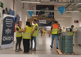 Trabajadores de Amazon en el polígono de Bobes, que hoy inician su actividad.