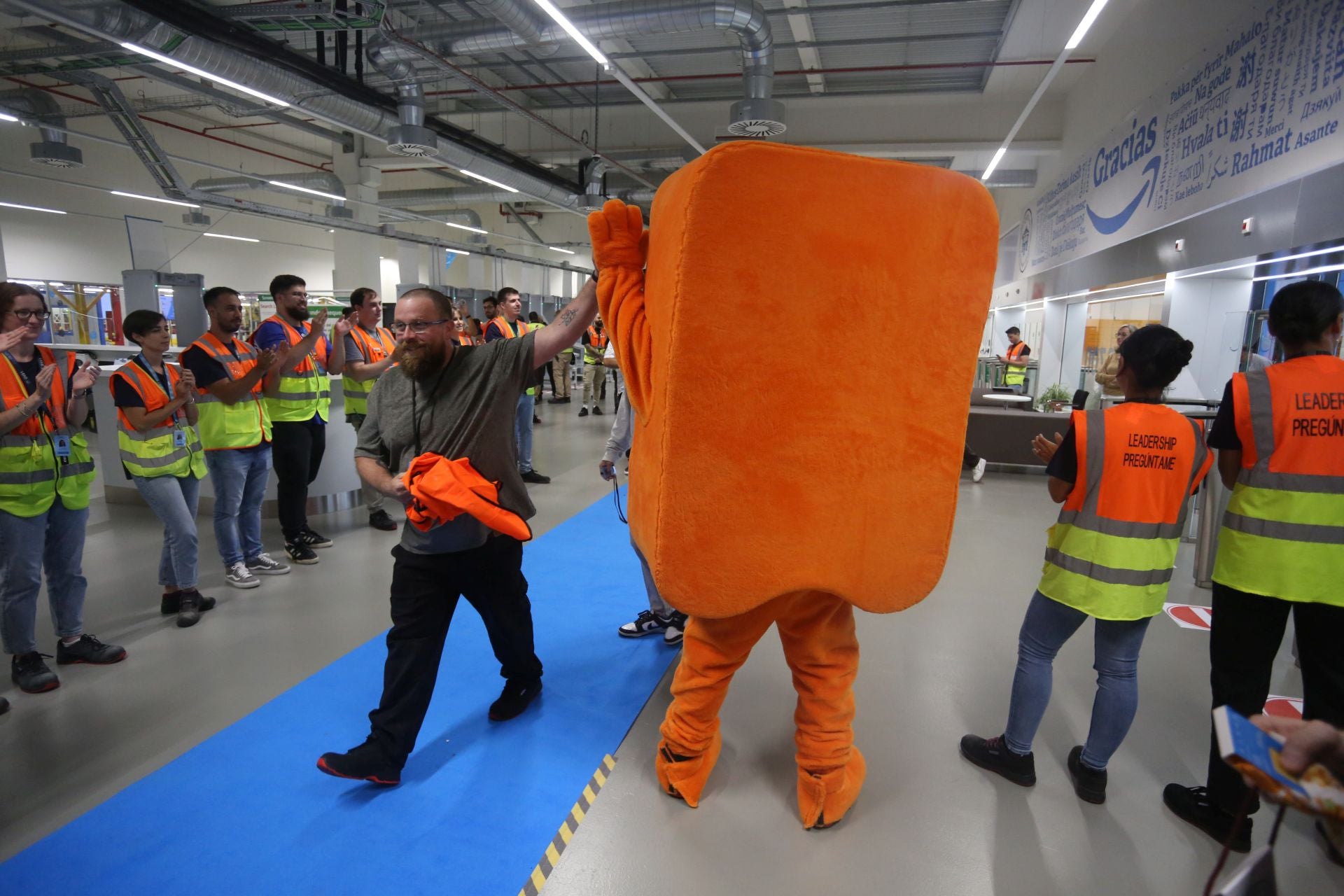 Al son de la gaita: así recibió Amazon a sus trabajadores en Siero