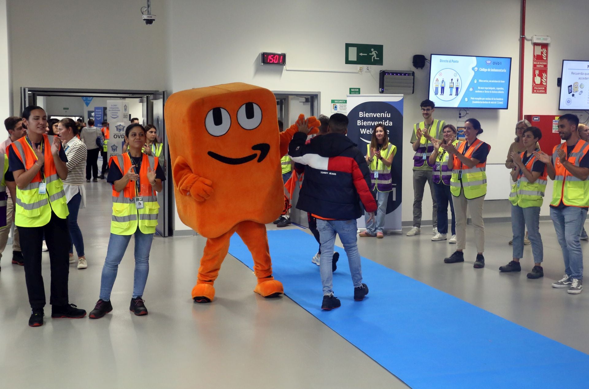 Al son de la gaita: así recibió Amazon a sus trabajadores en Siero