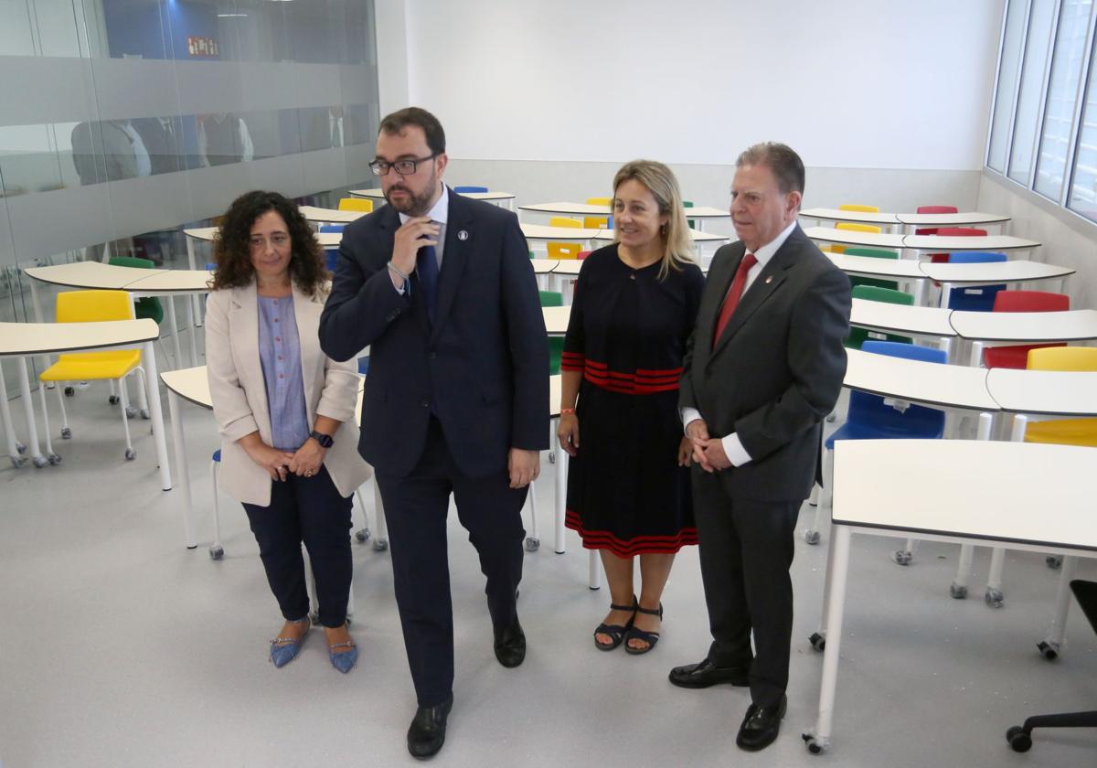 Inmaculada Cereceda, Lydia Espina, Adrián Barbón y Alfredo Canteli, durante la visita al nuevo IES de La Florida.