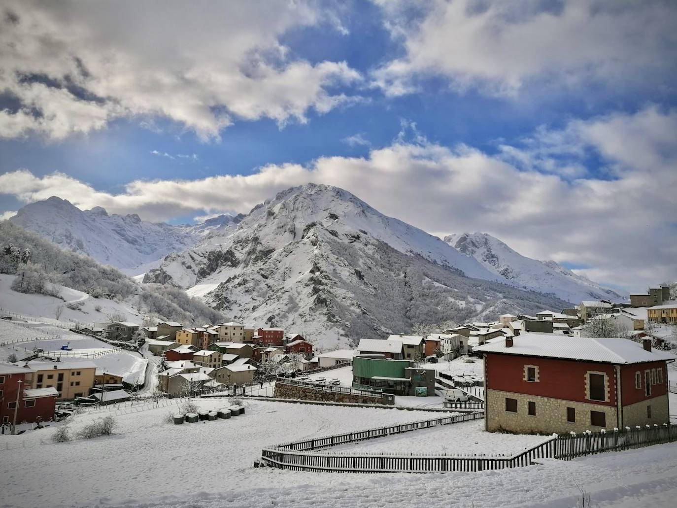 En el corazón de los Picos de Europa: Sotres, un pueblo de altura y de postal