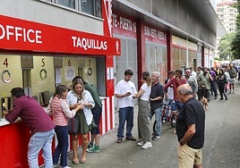 Cola de entradas en El Molinón para adquirir localidades para el derbi.