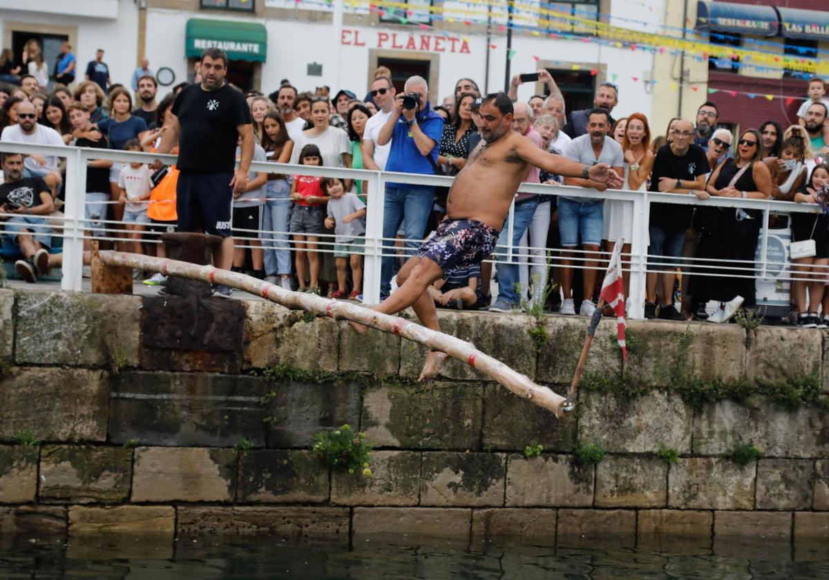 Cucaña en las fiestas de Cimavilla del año pasado.