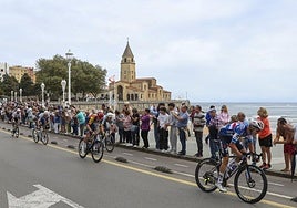 Las imágenes que deja La Vuelta: la salida en Luanco y su paso por Gijón