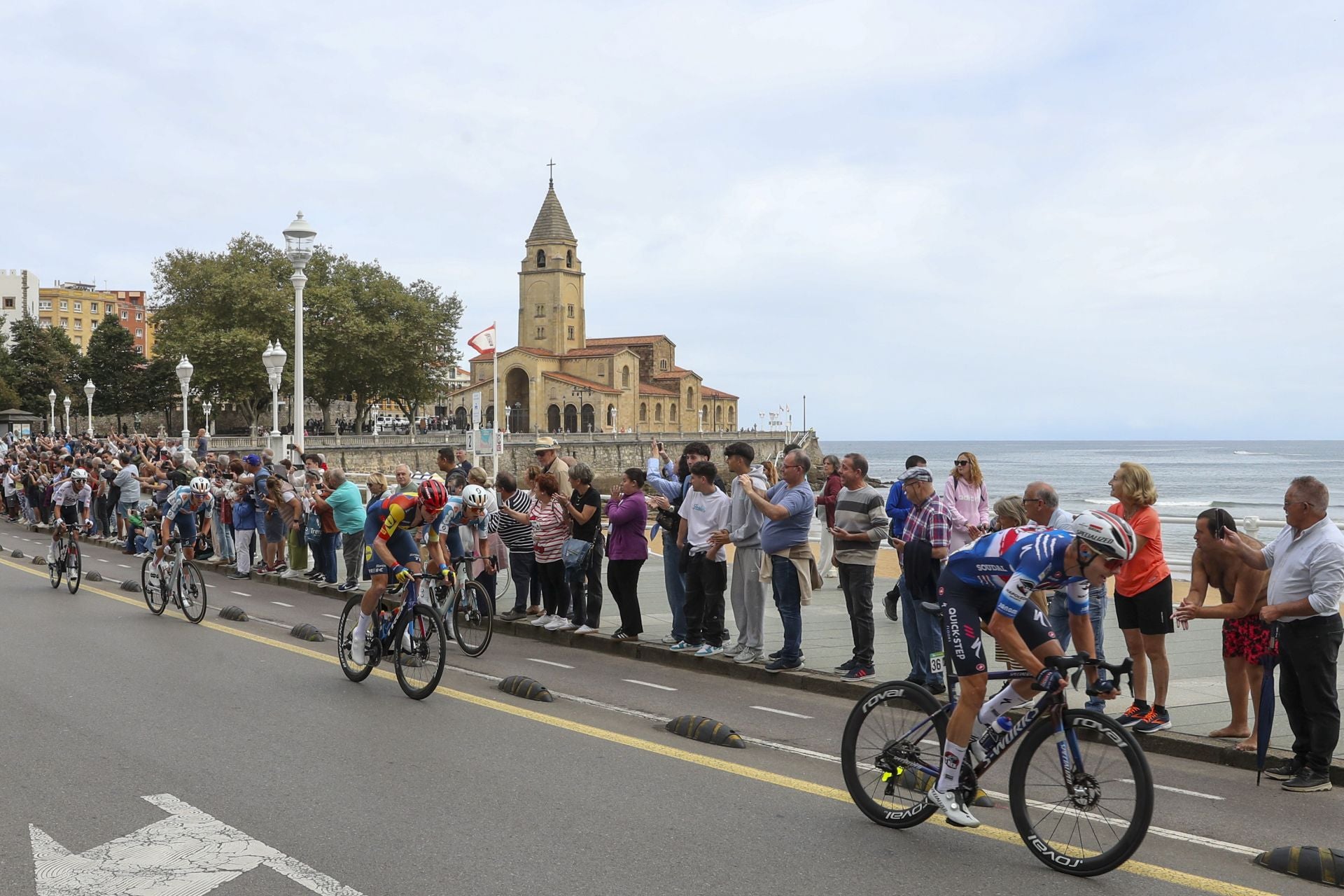 Las imágenes que deja La Vuelta: la salida en Luanco y su paso por Gijón