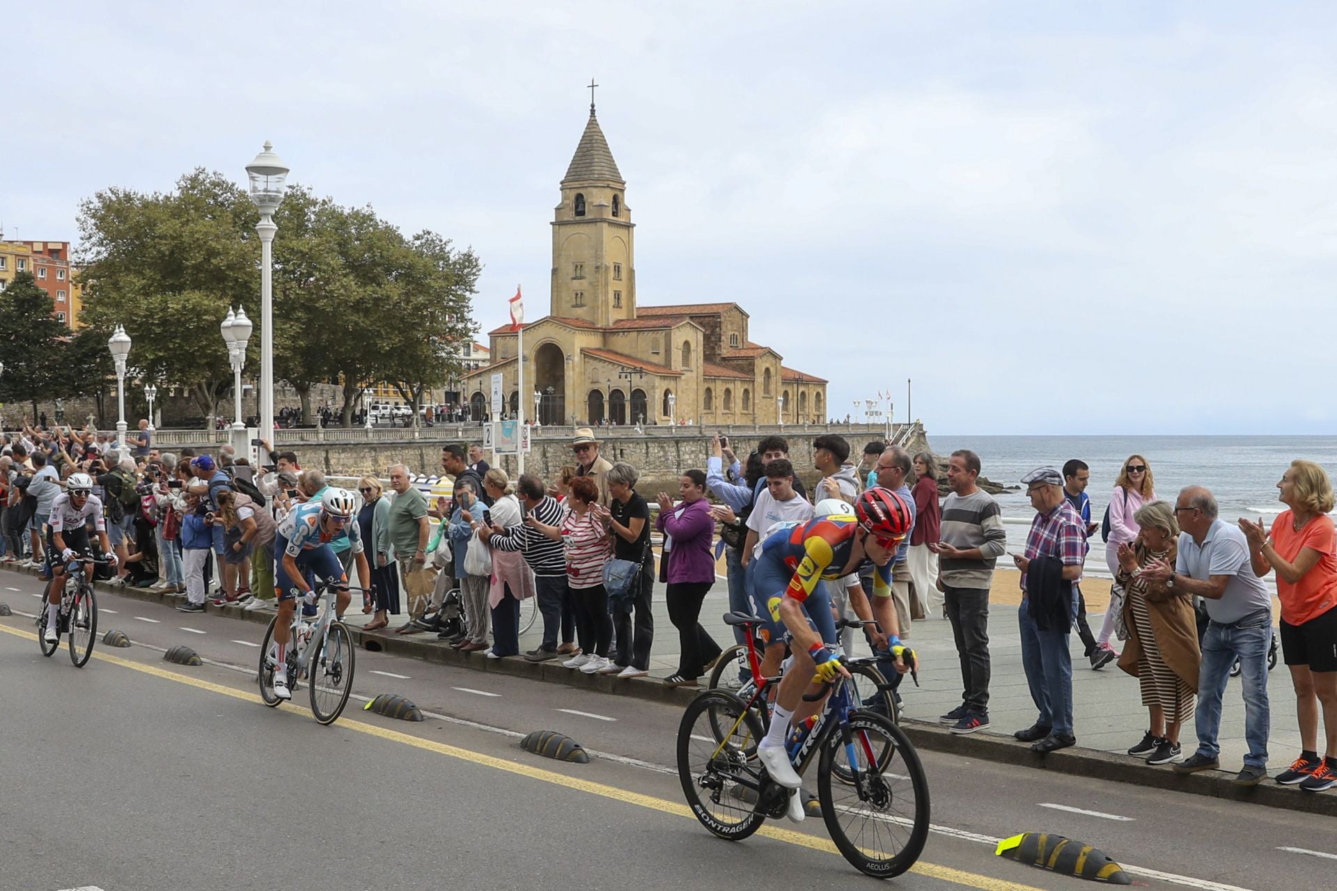 Las imágenes que deja La Vuelta: la salida en Luanco y su paso por Gijón