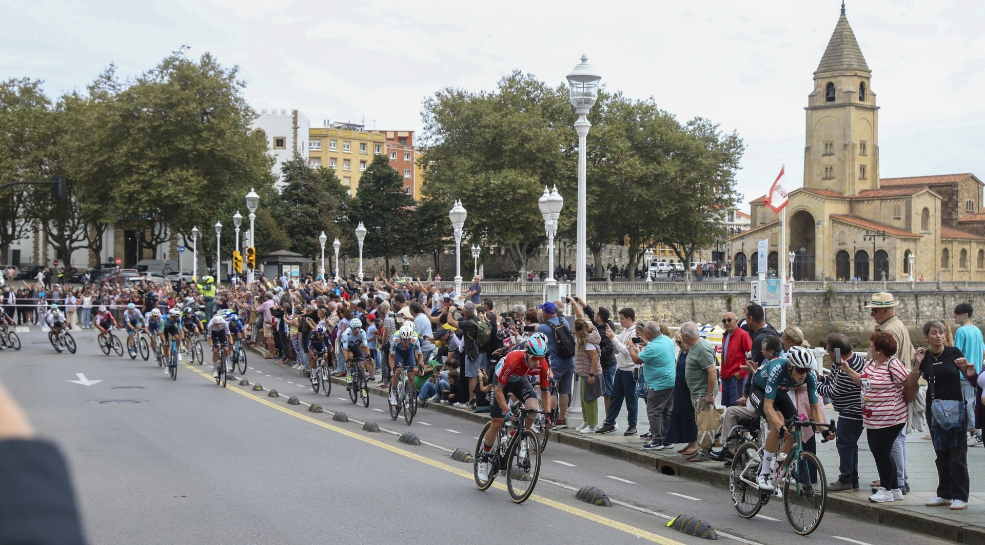 Las imágenes que deja La Vuelta: la salida en Luanco y su paso por Gijón