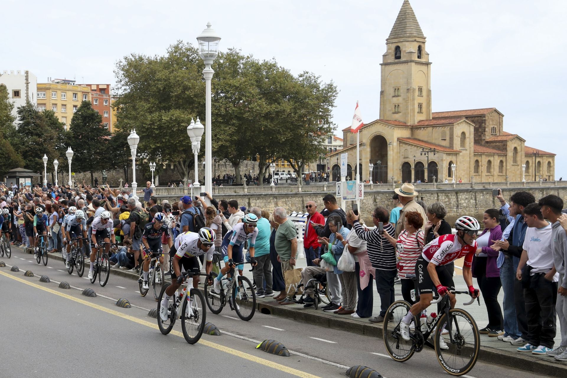 Las imágenes que deja La Vuelta: la salida en Luanco y su paso por Gijón