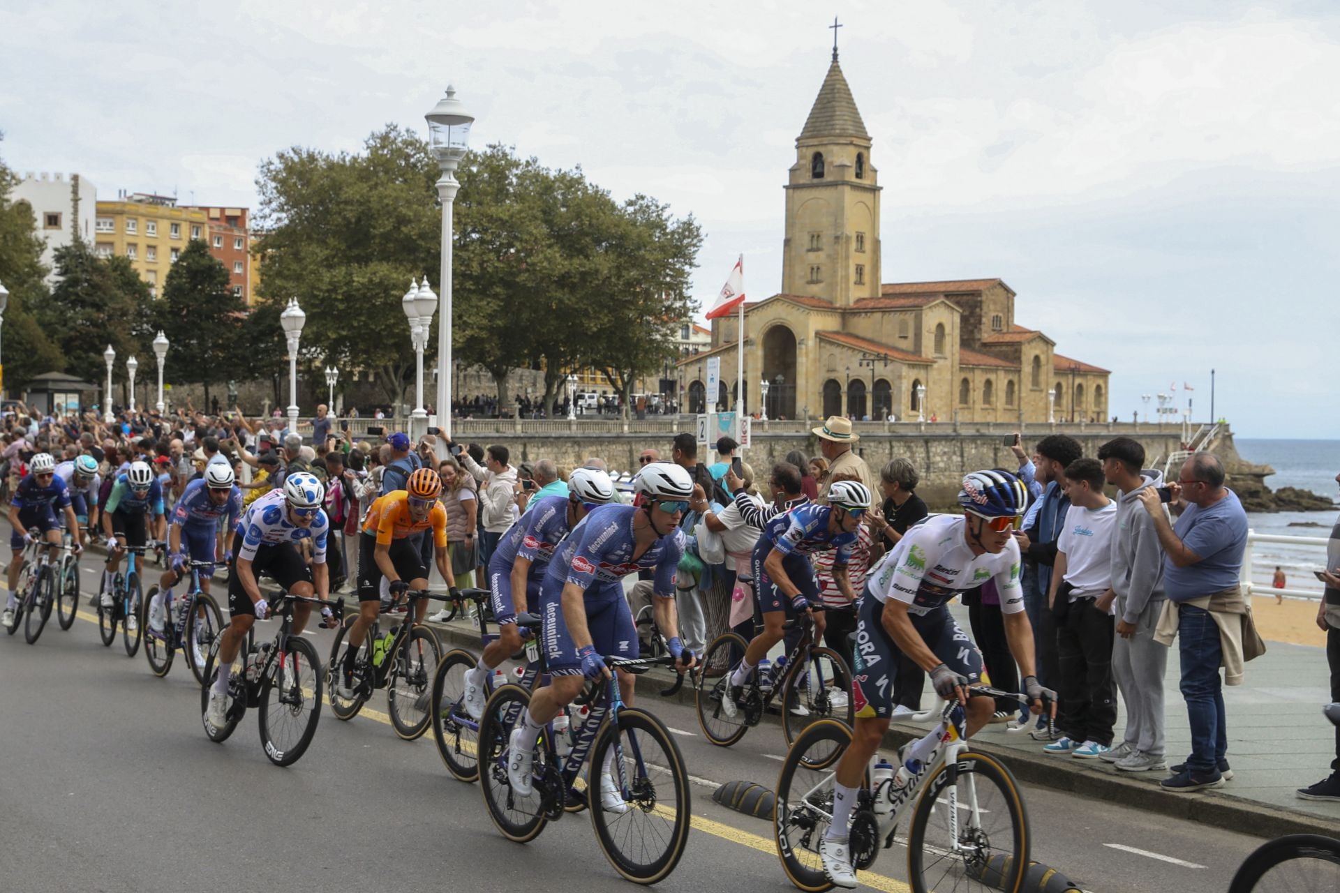 Las imágenes que deja La Vuelta: la salida en Luanco y su paso por Gijón