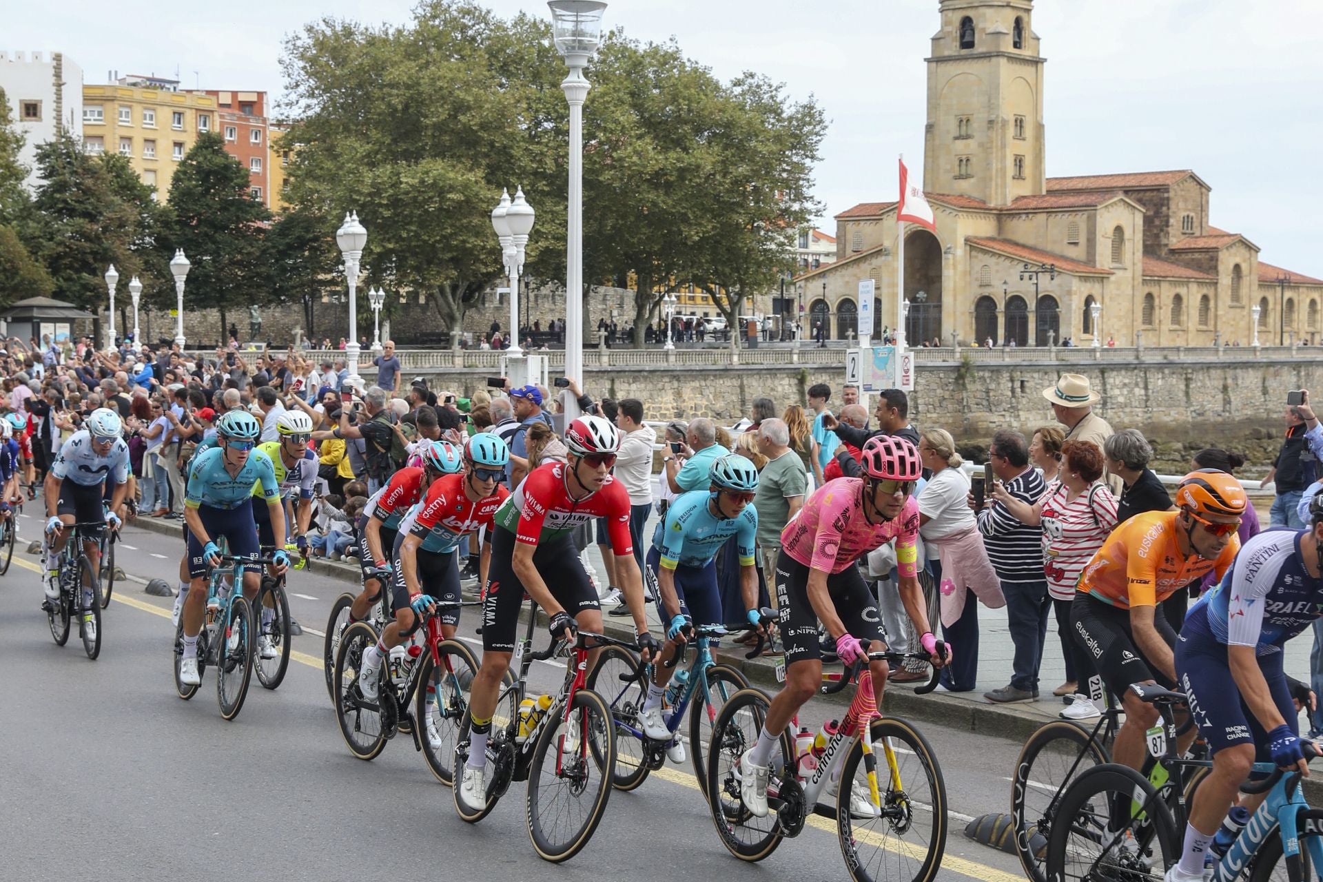 Las imágenes que deja La Vuelta: la salida en Luanco y su paso por Gijón