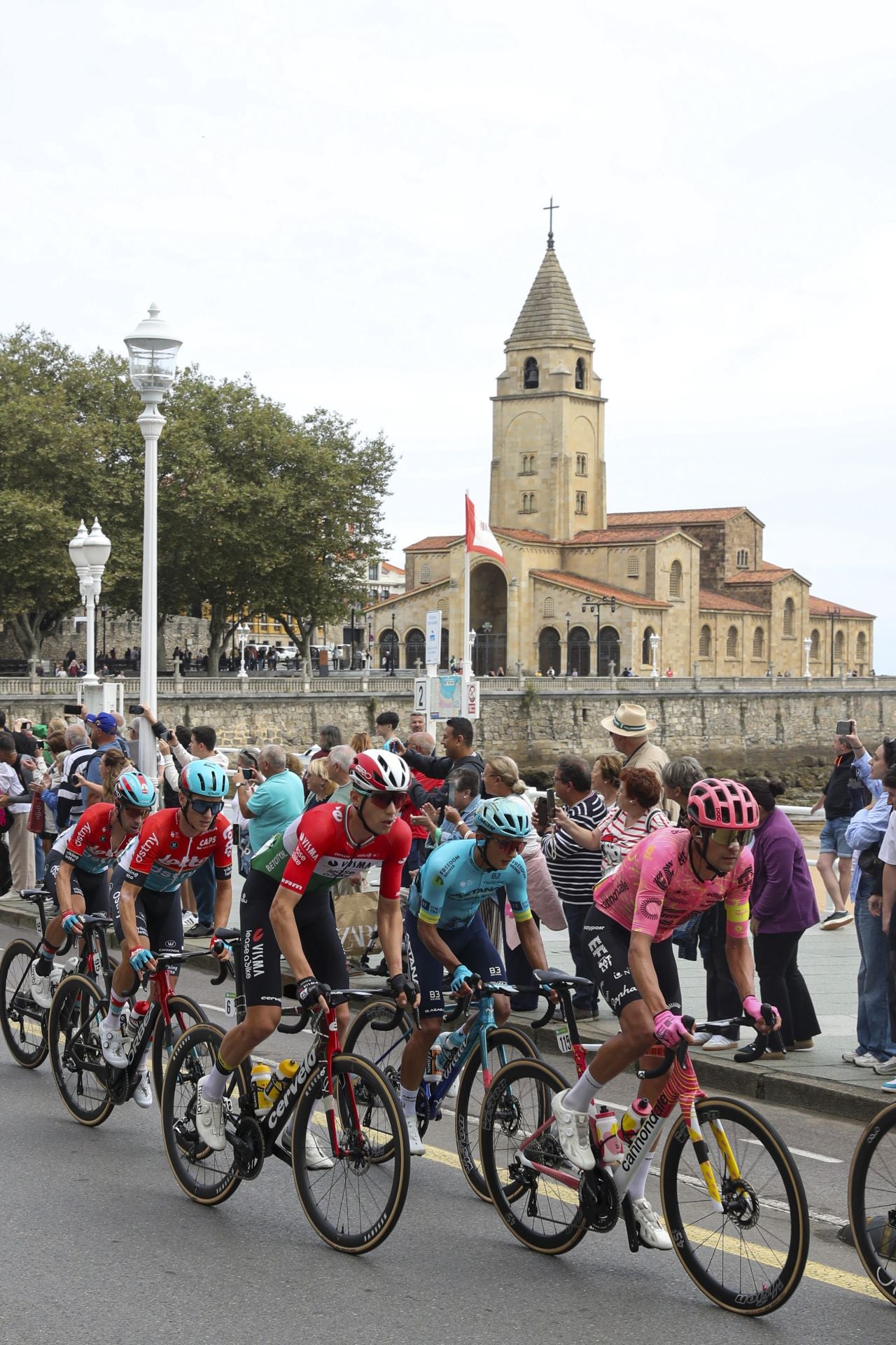 Las imágenes que deja La Vuelta: la salida en Luanco y su paso por Gijón