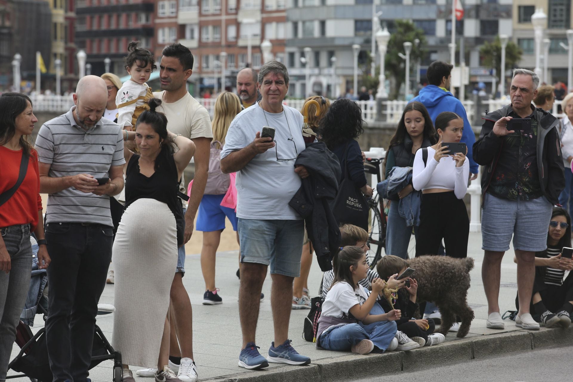 Las imágenes que deja La Vuelta: la salida en Luanco y su paso por Gijón