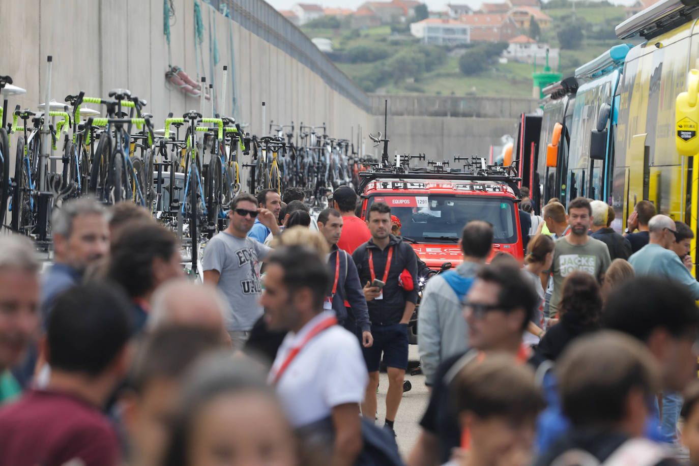 Las imágenes que deja La Vuelta: la salida en Luanco y su paso por Gijón