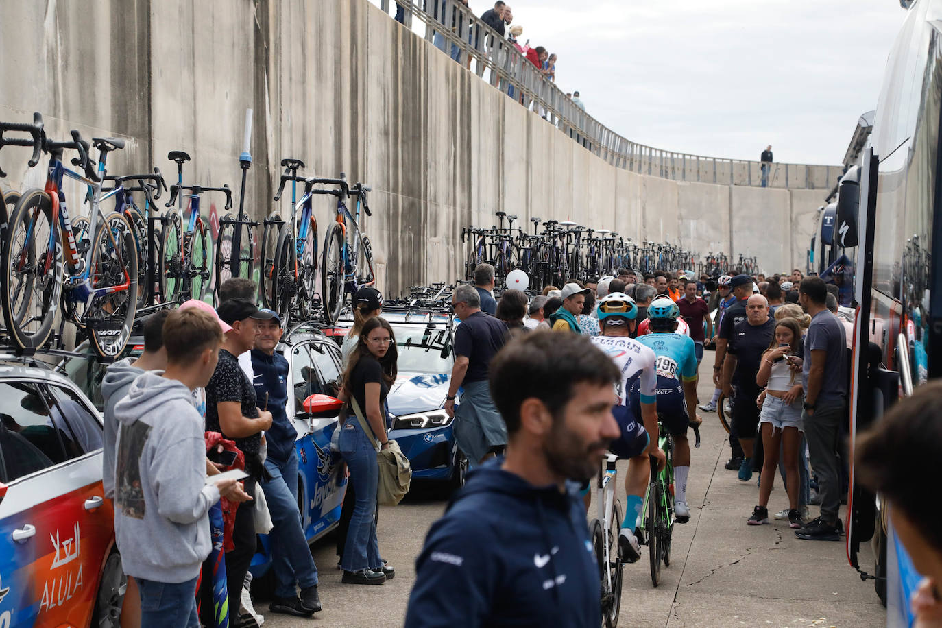 Las imágenes que deja La Vuelta: la salida en Luanco y su paso por Gijón