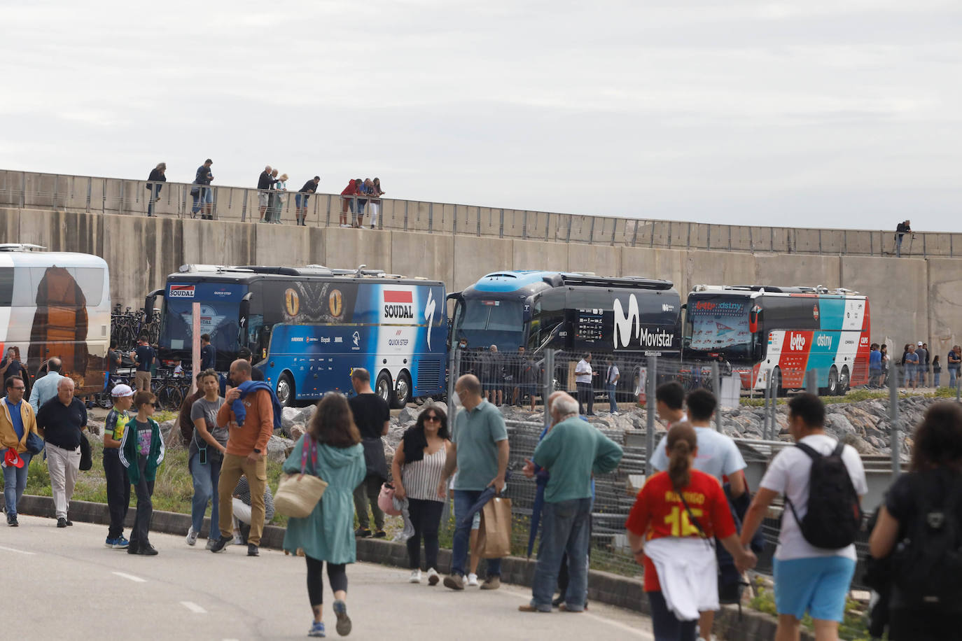 Las imágenes que deja La Vuelta: la salida en Luanco y su paso por Gijón