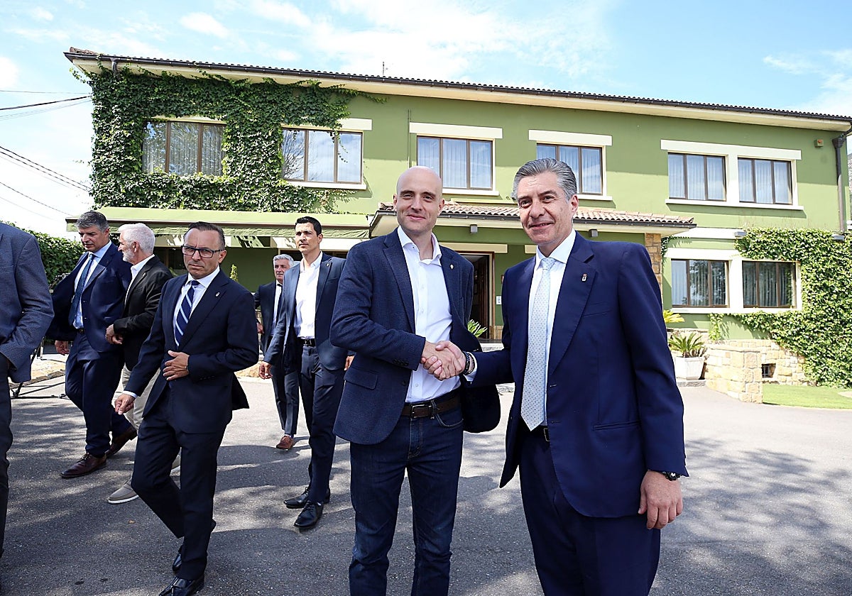 David Guerra, estrechando la mano de su homólogo Martín Peláez antes de una comida.