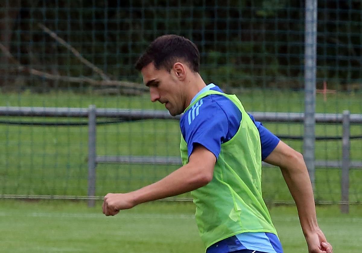 El defensa Dani Calvo, que será titular en El Molinón, en el entrenamiento de ayer en El Requexón.