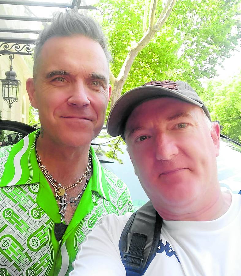 Imagen principal - El 'cazafamosos' de Grado, Javier Alonso, junto a los músicos Robbie Williams, Sting. e. c.