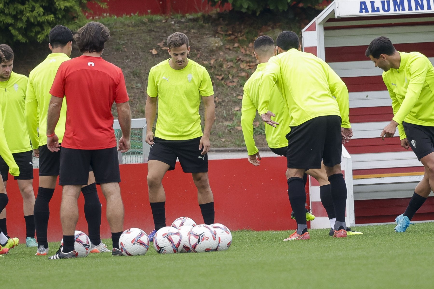 El canario Eric Curbelo, que será examinado hoy, durante un entrenamiento en Mareo.