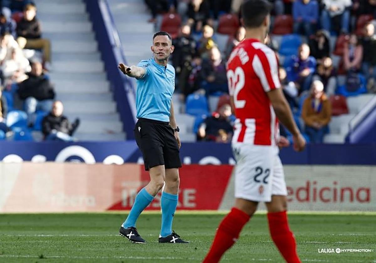 El árbitro encargado de dirigir el derbi asturiano, un andaluz que debutó en Segunda el curso pasado