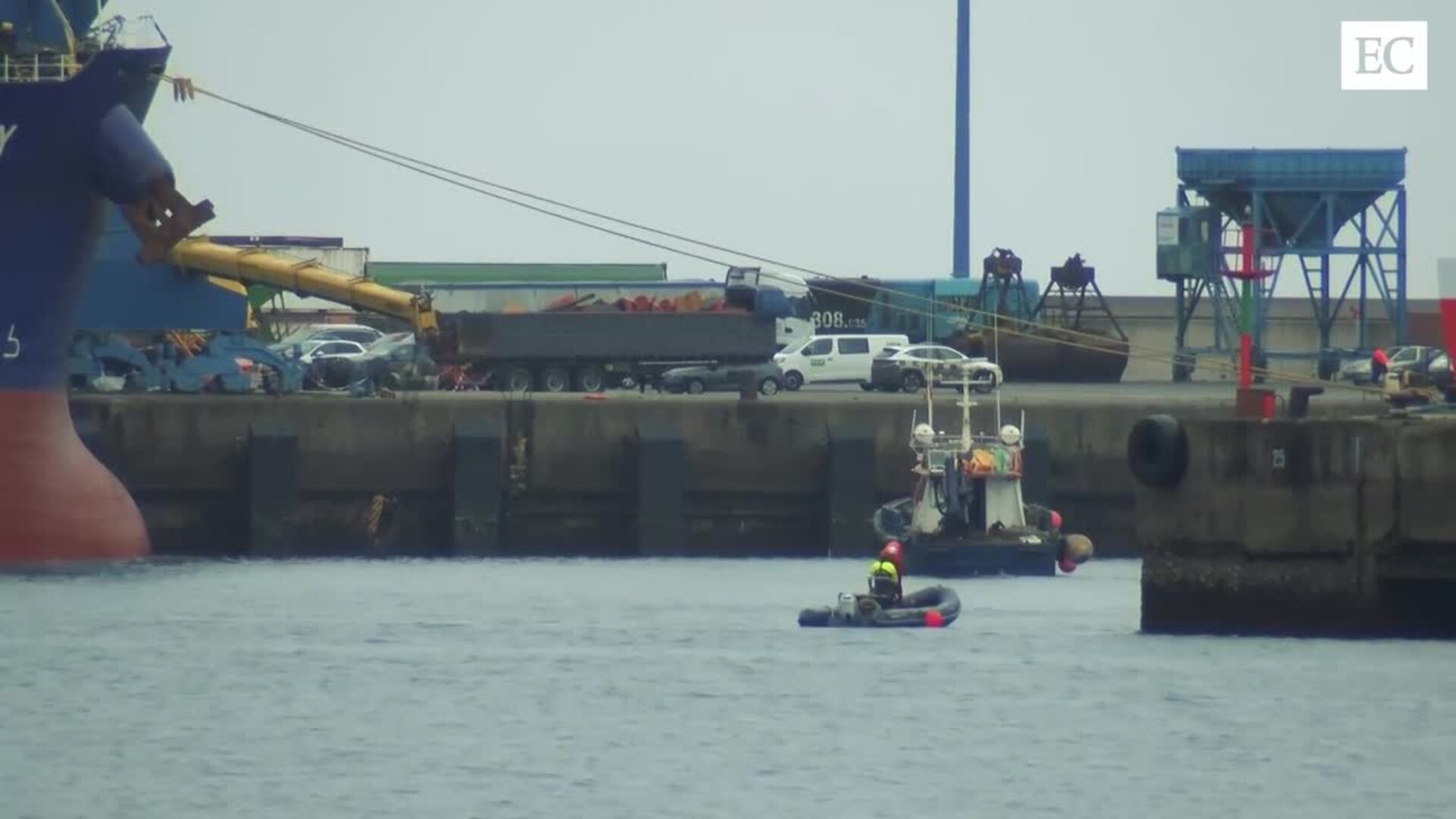 Vídeo: la caída de dos grúas en el puerto de Gijón acaba con la vida de dos trabajadores