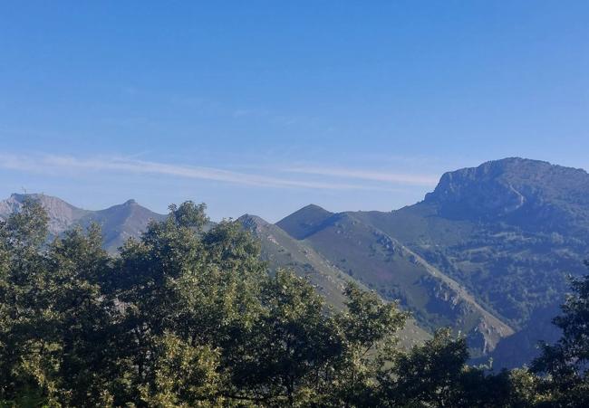 Vistas hacia el Trigueiro y la Xamoca desde la bella majada Arganosa