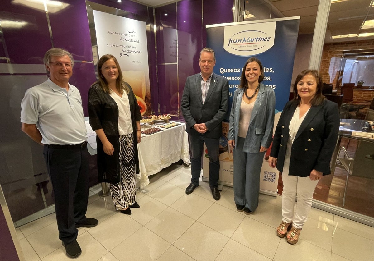 El presidente de la Quesería Juan Martínez; la directora general de Agricultura, Agroindustria y Desarrollo Rural, Begoña López; el consejero de Medio Rural y Política Agraria, Marcelino Marcos; la directora general de la empresa, Sara Martínez y Marisol Valledor, socia de la compañía.